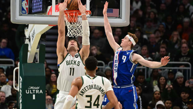  Milwaukee Bucks center Brook Lopez (11) reverse dunks the ball against Sacramento Kings guard Kevin Huerter (9) i